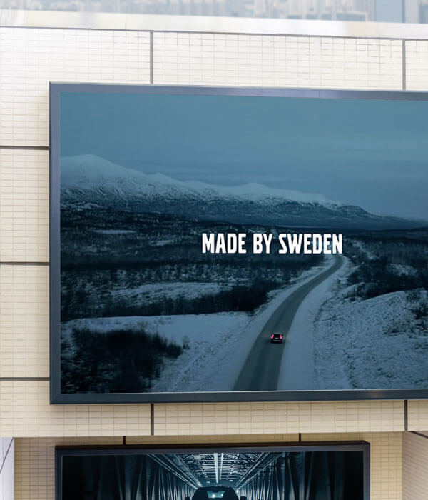 Digital Signage skärm monterad på vägg utomhus