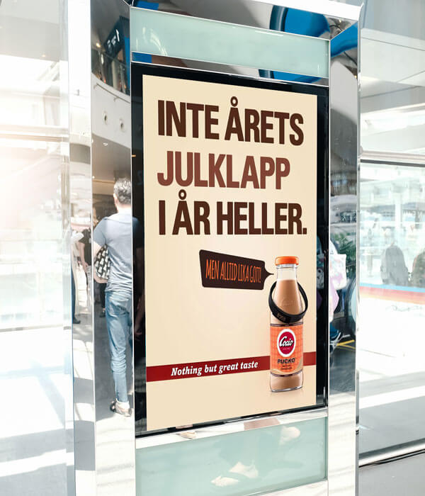 Digital Signage skärm monterad på vägg inomhus